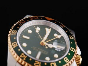 Rolex-GMT-Master-Two-Tone-With-Green-Bezel-Black-Dial-Small-Cale-47_3